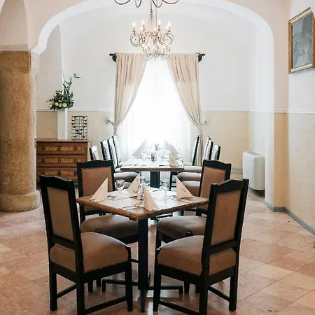 Fenyoharaszt Kastelyszallo Hotel Verseg