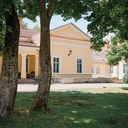 Fenyoharaszt Kastelyszallo Hotel Verseg