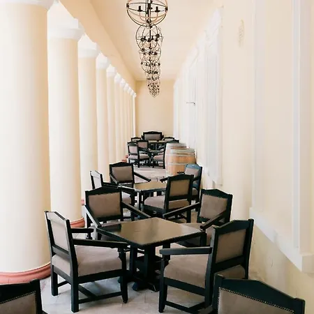 Hotel Fenyoharaszt Kastelyszallo Verseg