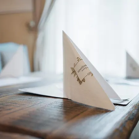 Fenyoharaszt Kastelyszallo Hotell Verseg