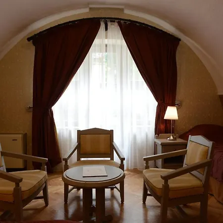 Fenyoharaszt Kastelyszallo Hotell 4*