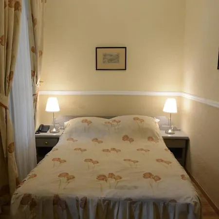 Hotell Fenyoharaszt Kastelyszallo Verseg
